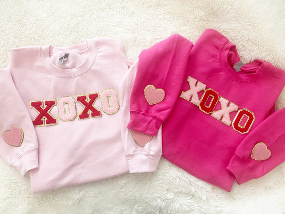 XOXO Chenille Glitter Patch Sweatshirt in pink