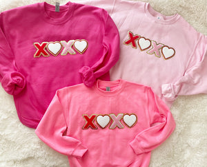 XOXO Chenille Glitter Patch Sweatshirt in pink